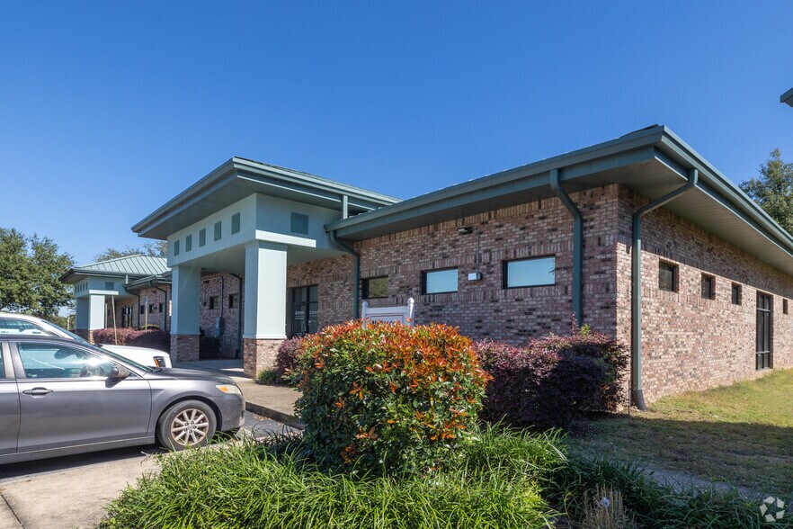 More Photos Of 700-710 Hospital Dr, Crestview Medical For Lease