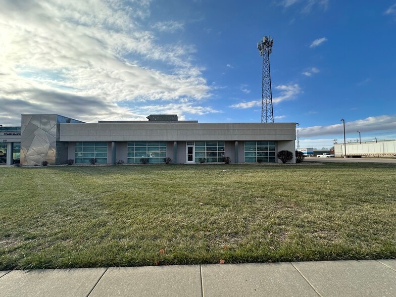 More Photos Of 2121 SW Chelsea Dr, Topeka Flex For Lease