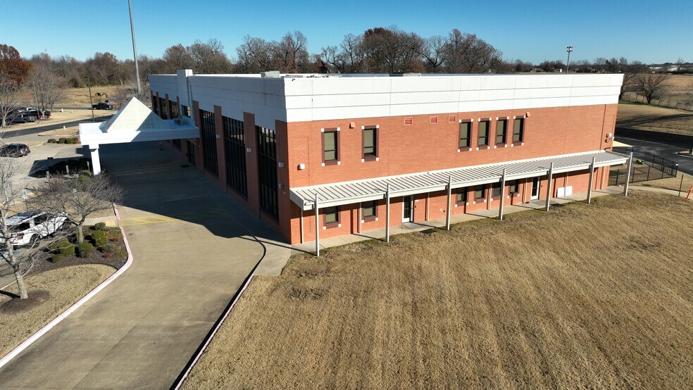 More Photos Of 519 Latham Dr, Lowell Medical For Sale