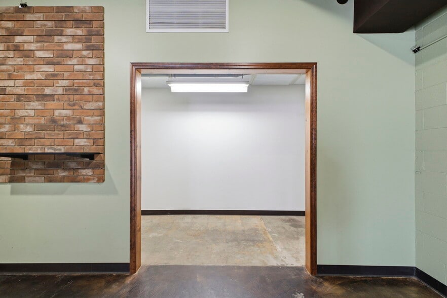 More Photos Of 1445 S Glenstone Ave, Springfield General Retail For Lease