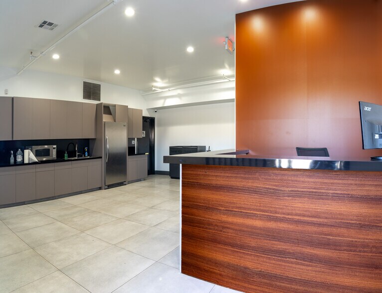 More Photos Of 19533 McLane St, Palm Springs Distribution For Sale