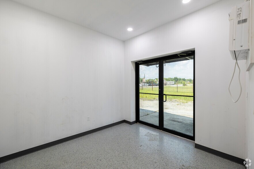More Photos Of 130 Mitchell Rd, Houston Unknown For Lease