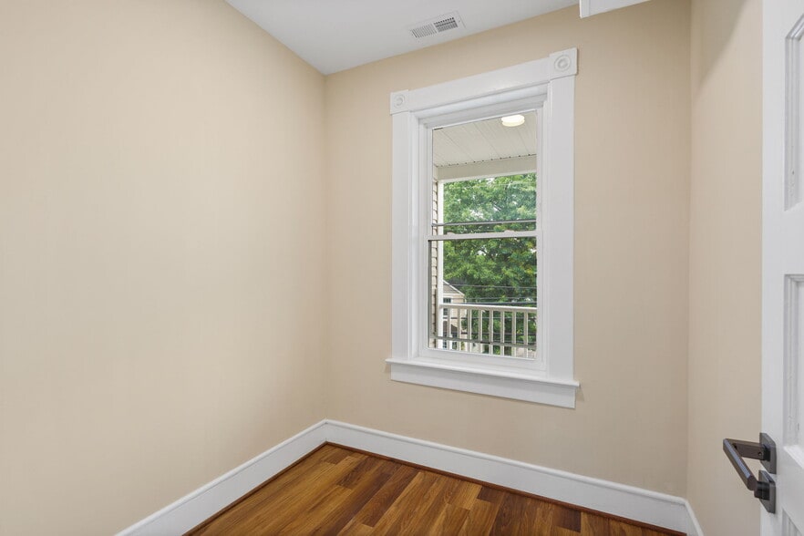 More Photos Of 8519 Chestnut Ave, Bowie Storefront For Sale
