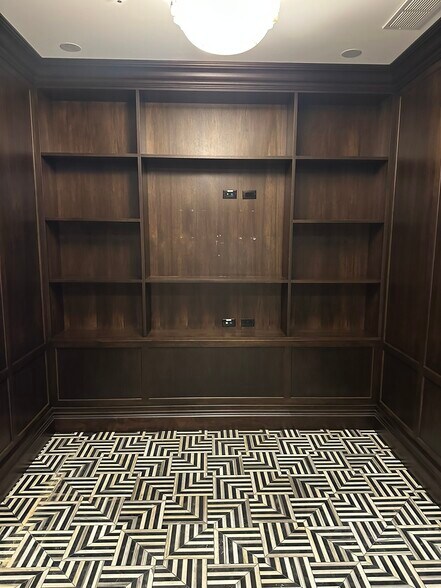 More Photos Of 906 N State St, Chicago General Retail For Lease