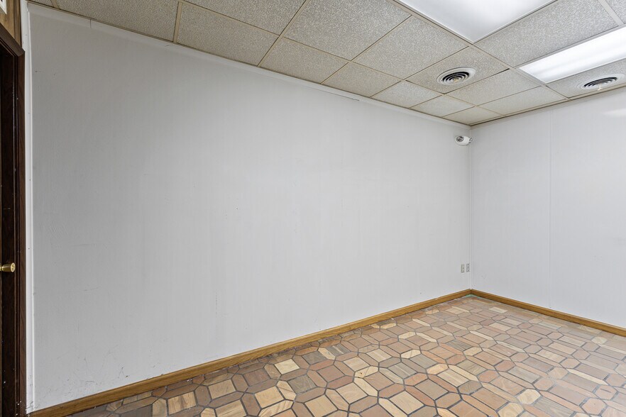 More Photos Of 1302-1306 4th Ave, Huntington Medical For Sale