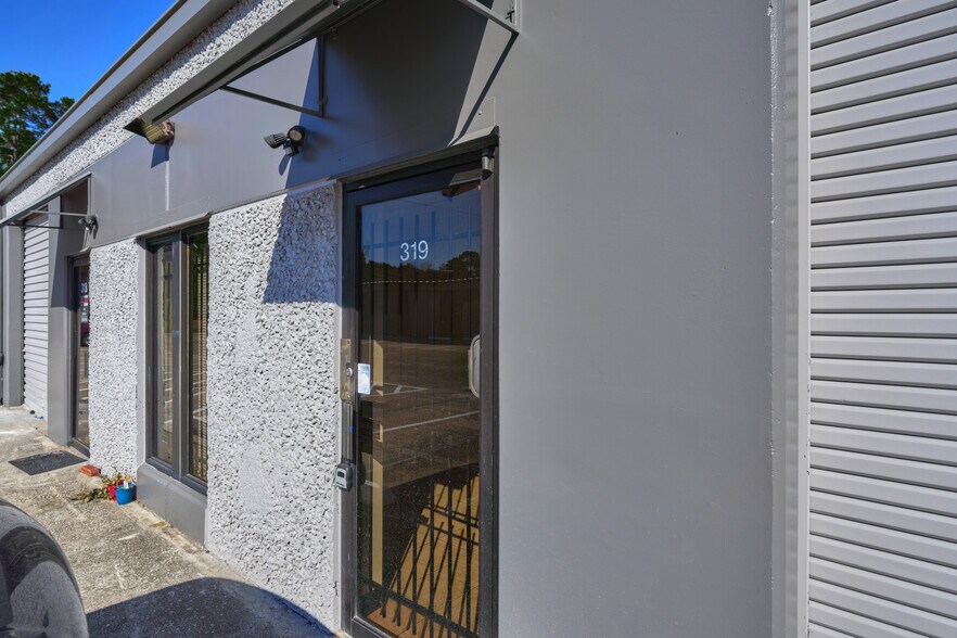 More Photos Of 1300 S Frazier St, Conroe Unknown For Lease