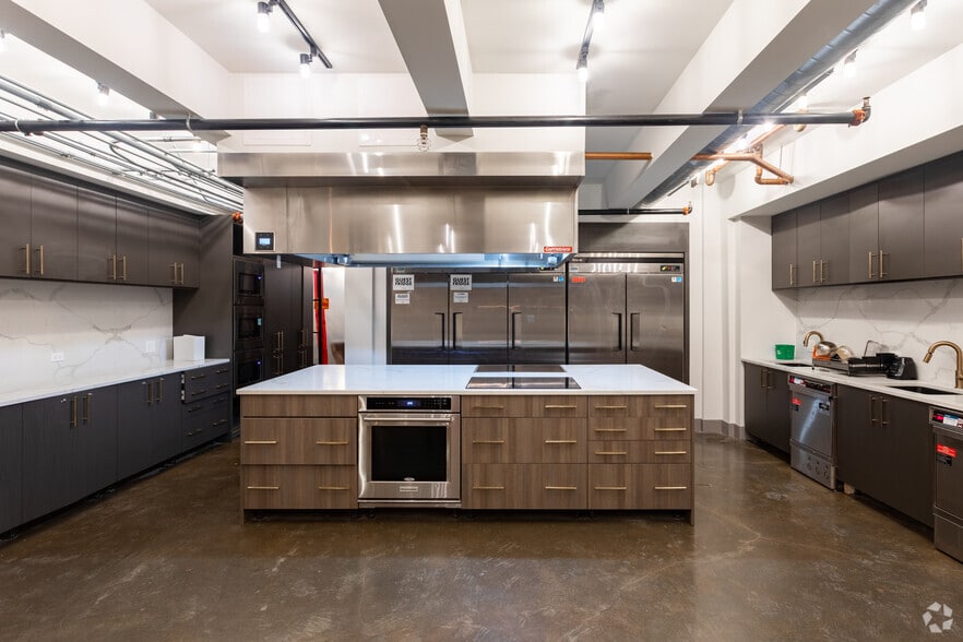More Photos Of 312 W Chestnut St, Chicago Hotel For Lease
