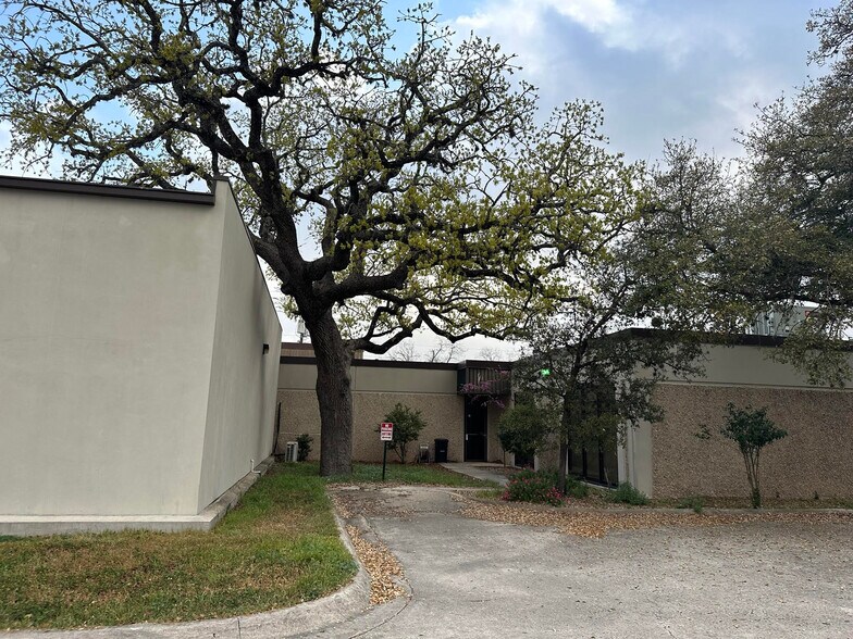 More Photos Of 429 Jefferson St, Kerrville Light Manufacturing For Sale