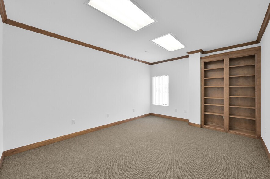 More Photos Of 11322 Neeshaw Dr, Houston Warehouse For Lease