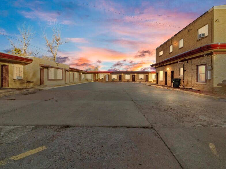 More Photos Of 905 W Spruce St, Rawlins Hotel For Sale