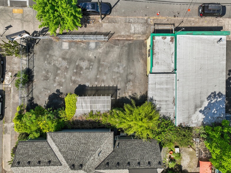 More Photos Of 1114 SE Clay St, Portland Freestanding For Sale