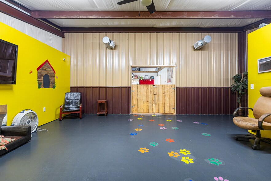 More Photos Of 819 N Main St, Gladewater Flex For Sale