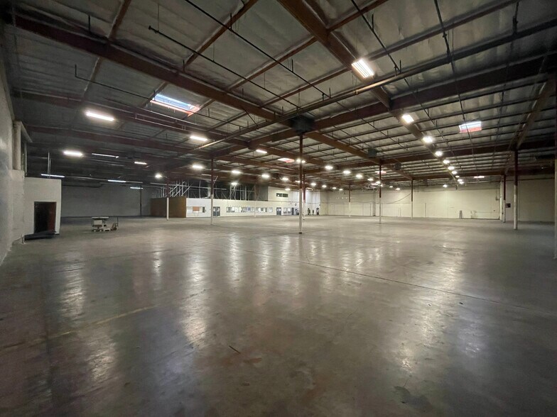 More Photos Of 5155 Goldman Ave, Moorpark Manufacturing For Lease