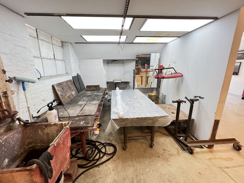 More Photos Of 1438-1442 Light St, Baltimore Showroom For Sale