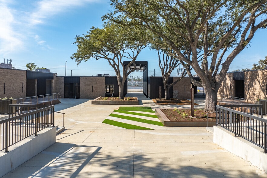 More Photos Of 13755 Lyndon B Johnson Freeway, Garland Restaurant For Lease