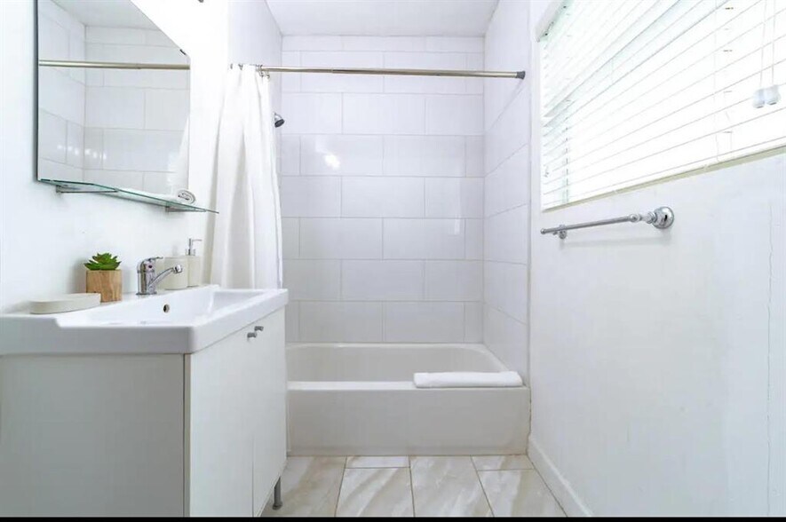 More Photos Of 2617 NE 13th Ct, Fort Lauderdale Apartments For Sale