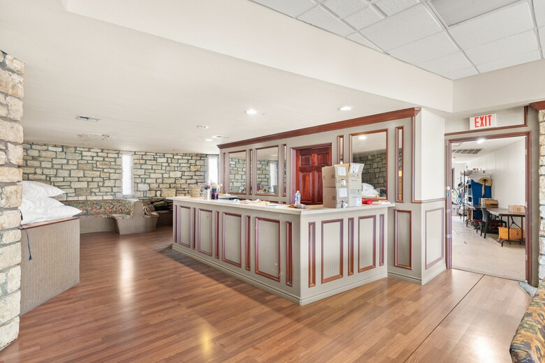 More Photos Of 401 S Stagecoach Rd, Salado Office For Sale