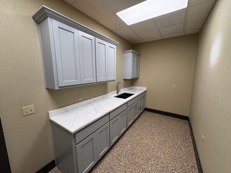 More Photos Of 772 County Road 429, Pleasanton Distribution For Lease