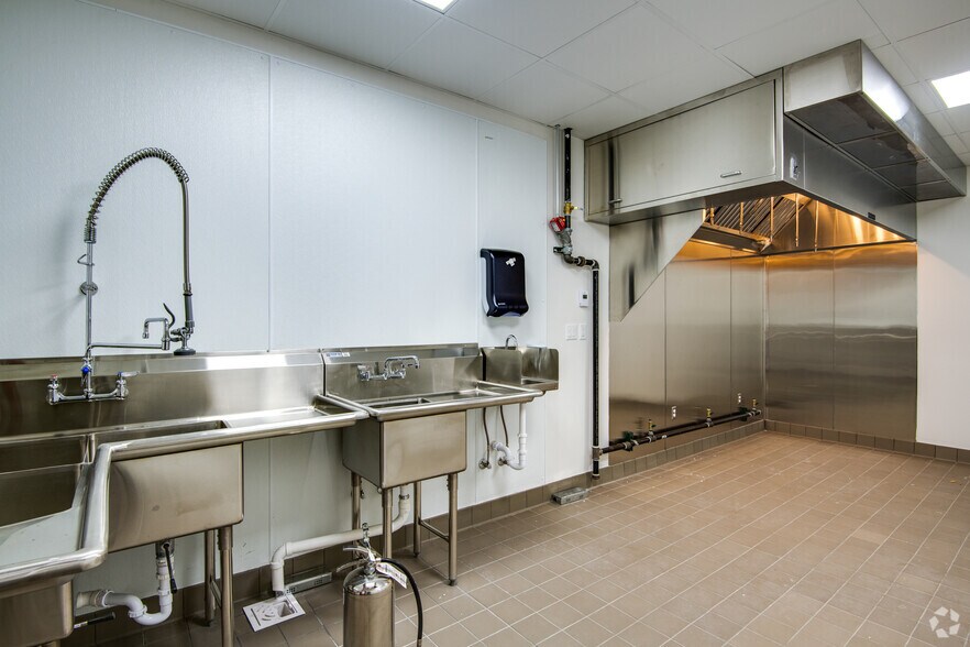 More Photos Of 733-737 N Milwaukee St, Milwaukee Restaurant For Lease