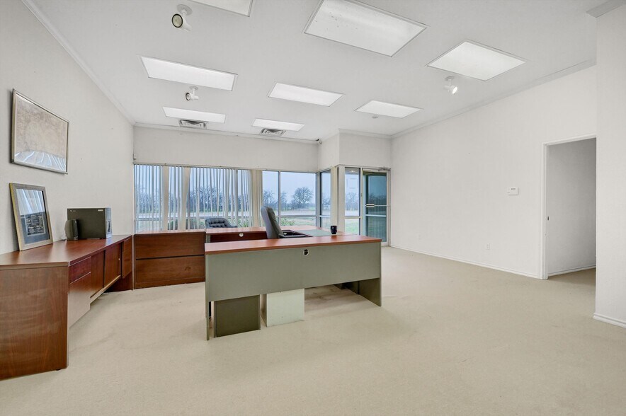 More Photos Of 18987 W US Highway 82, Sherman Industrial For Sale