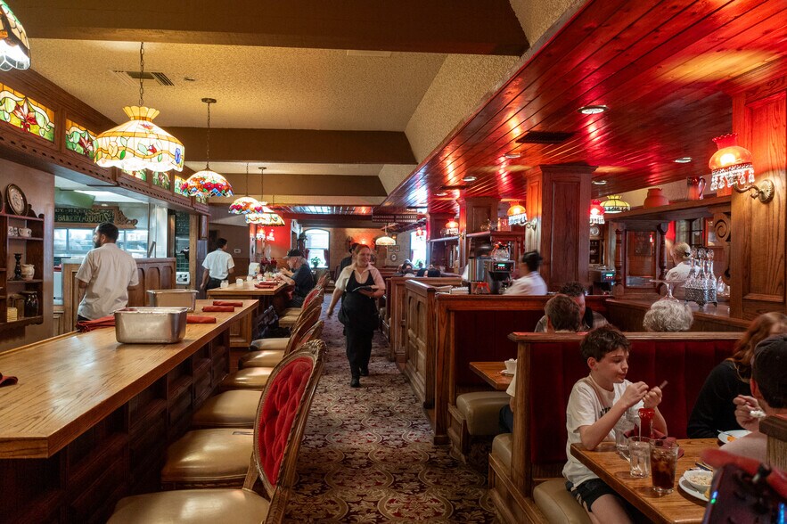 More Photos Of 1800 N Palm Canyon Dr, Palm Springs Restaurant For Sale