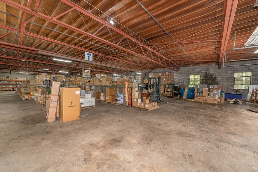 More Photos Of 314 Mandustry St, High Point Warehouse For Lease