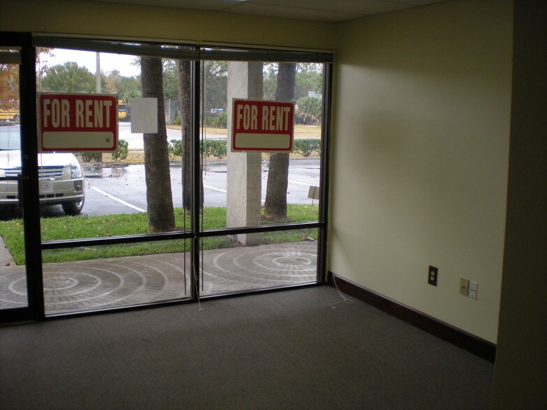 More Photos Of 6808-6832 Hanging Moss Rd, Orlando Showroom For Lease