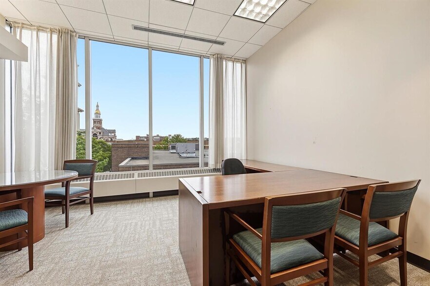 More Photos Of 270 W 7th St, Dubuque Bank For Lease