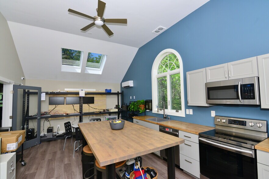 More Photos Of 186 Grove St, Franklin Office For Sale