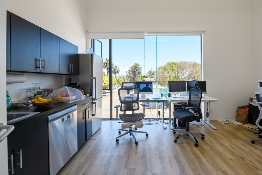 More Photos Of 1501 Main St, Venice Storefront Retail Office For Lease