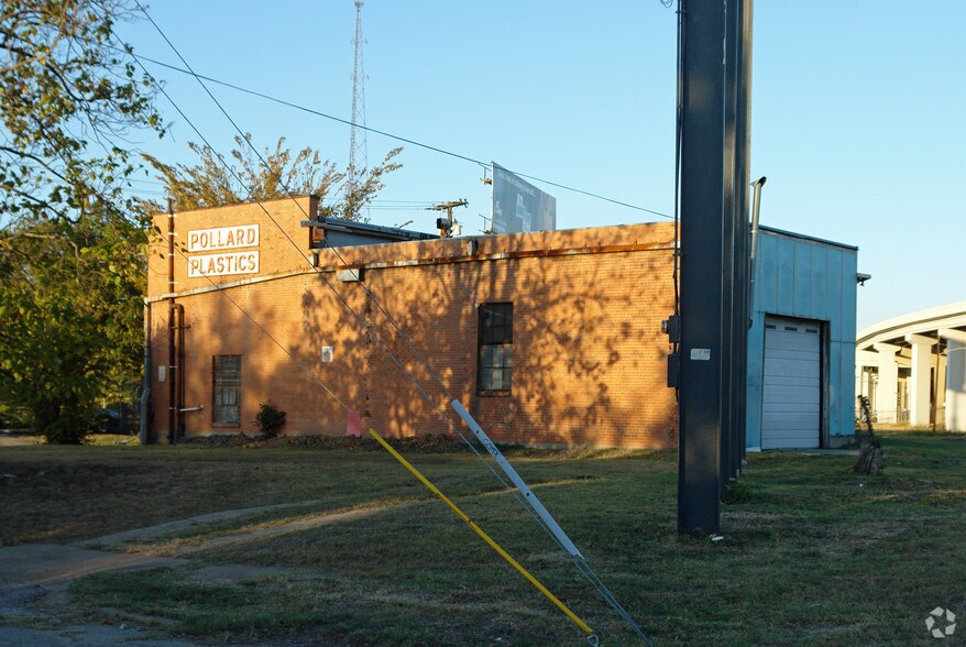 More Photos Of 636 Third Ave, Dallas Warehouse For Sale