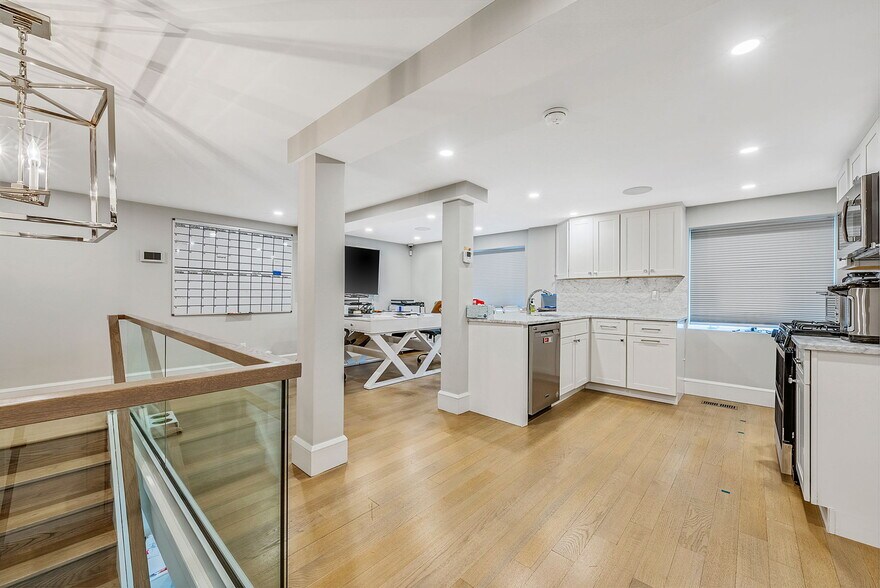 More Photos Of 88 Windsor Ave, Mineola Warehouse For Sale