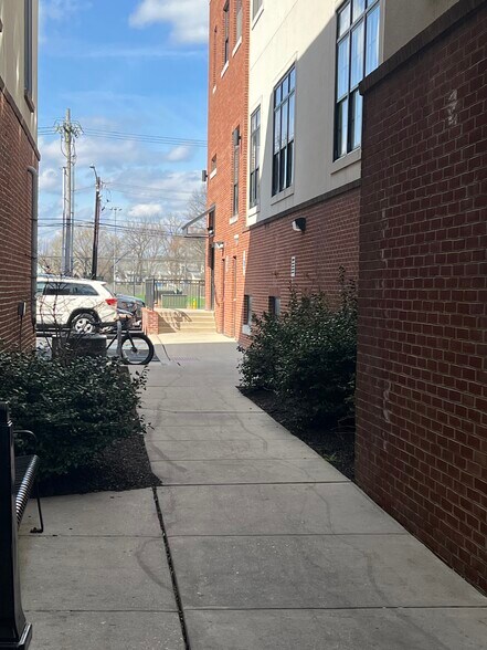 More Photos Of 108 E Main St, Newark Freestanding For Lease