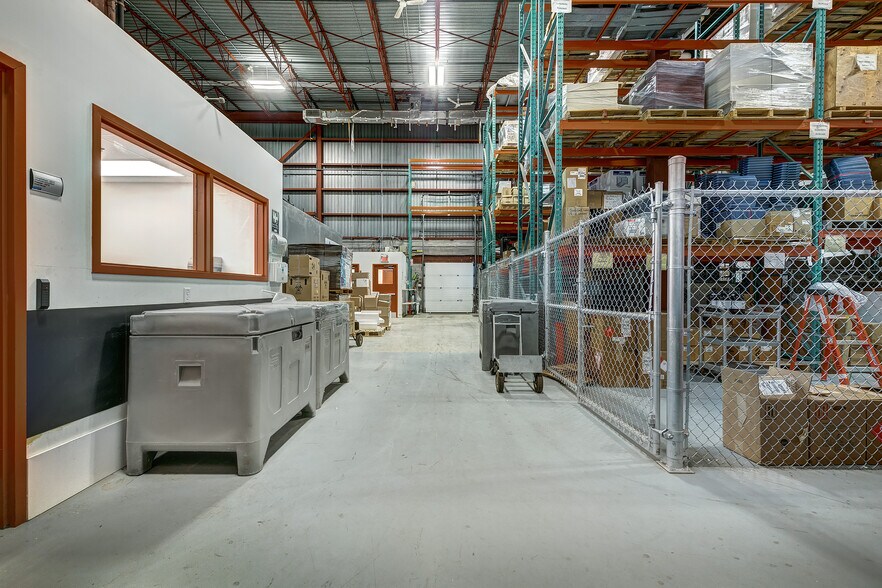 More Photos Of 3885 Boul Industriel, Laval Flex For Lease