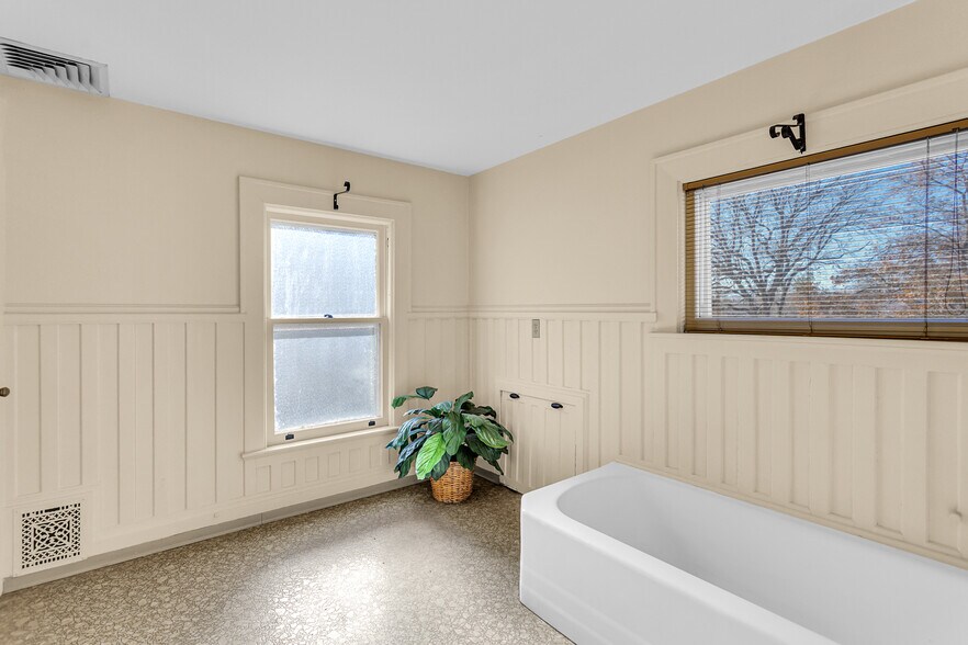 More Photos Of 601 S Jackson St, Jackson Office For Sale