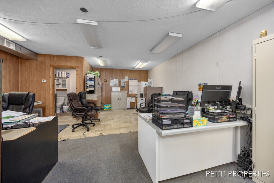 More Photos Of 3805 S Ravenna Rd, Ravenna Office For Sale