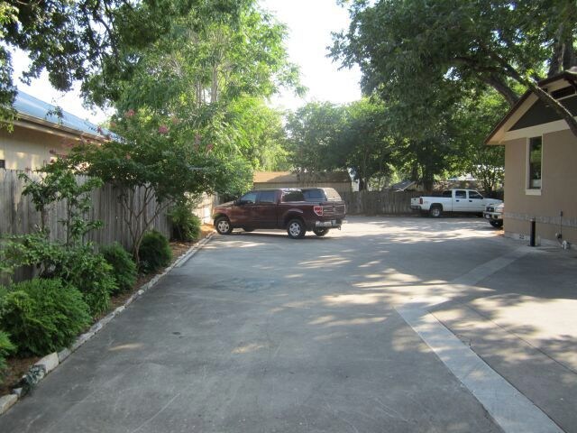 More Photos Of 524 S Seguin Ave, New Braunfels Office For Lease