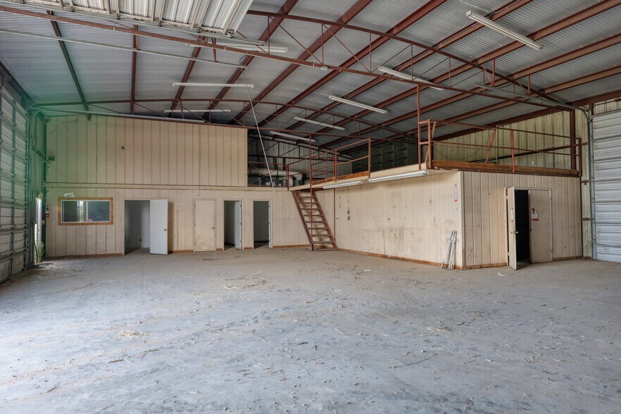 More Photos Of 14685 Old Frio City Rd, Lytle Warehouse For Lease