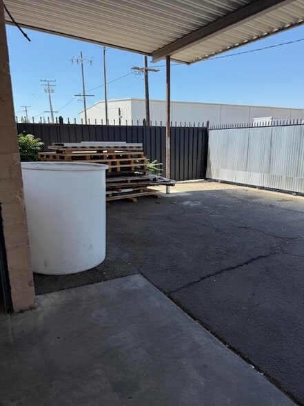 More Photos Of 15527 Vermont Ave, Paramount Warehouse For Lease