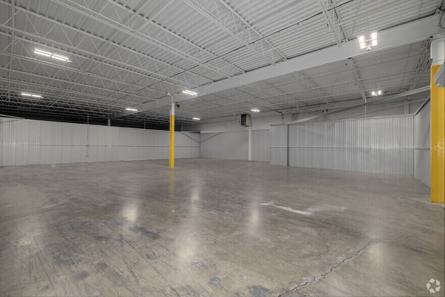 More Photos Of 900 Pressley Rd, Charlotte Warehouse For Lease