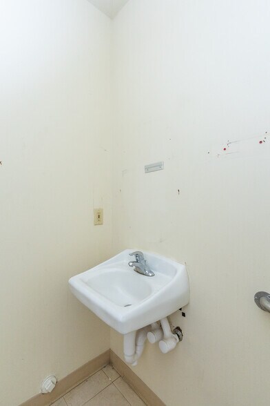 More Photos Of 1592 Sandifer Blvd, Seneca Freestanding For Lease