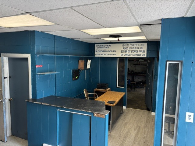 More Photos Of 5614 W Hampton Ave, Milwaukee Auto Repair For Lease
