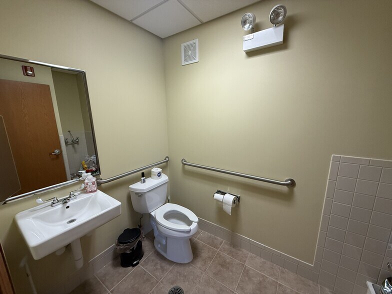 More Photos Of 301 Peterson Rd, Libertyville Medical For Lease