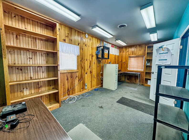 More Photos Of 33 Transport Dr, Bennington Freestanding For Sale