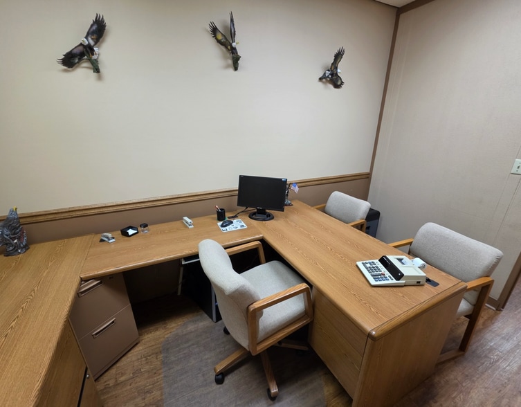 More Photos Of 204 S Washington St, Mc Leansboro Office For Sale