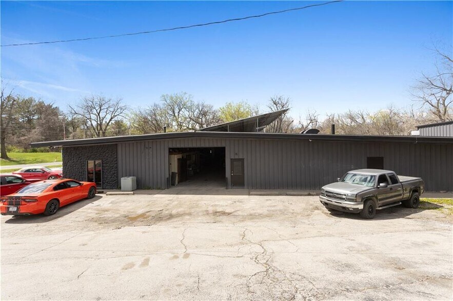 More Photos Of 3709 Pickett Rd, Saint Joseph Auto Repair For Sale