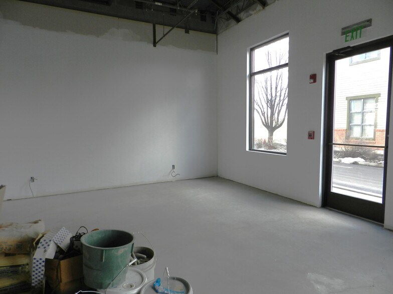 More Photos Of 1404 Hawk Pky, Montrose Medical For Lease