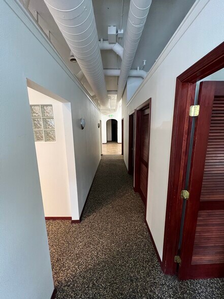 More Photos Of 300-350 E Main St, Pullman Storefront Retail Office For Lease