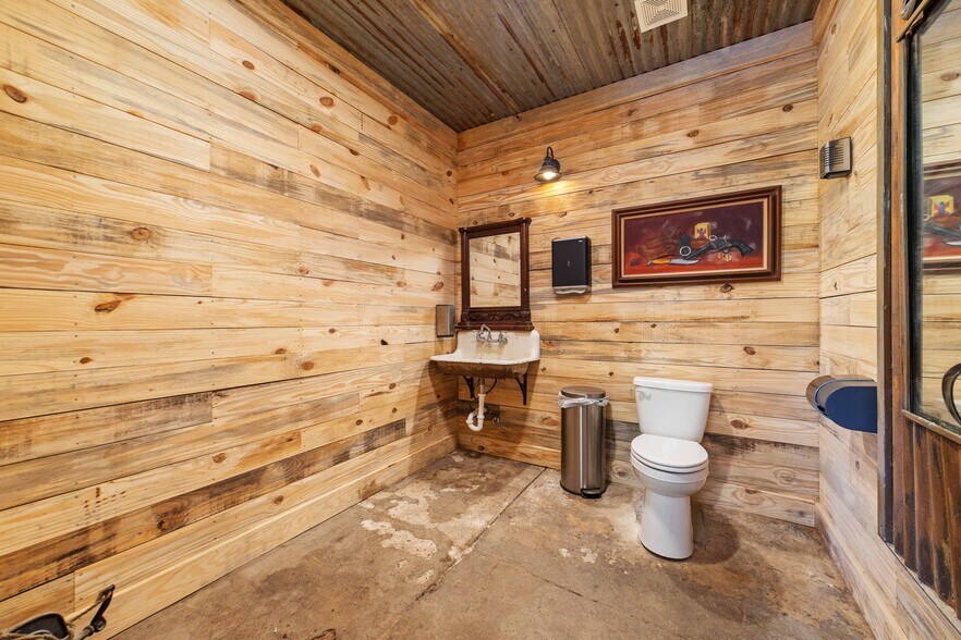 More Photos Of 622 Main st, Blanket Storefront Retail Office For Sale