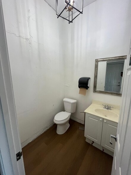 More Photos Of 47 S Ingold Ave, Garland Storefront Retail Office For Sale